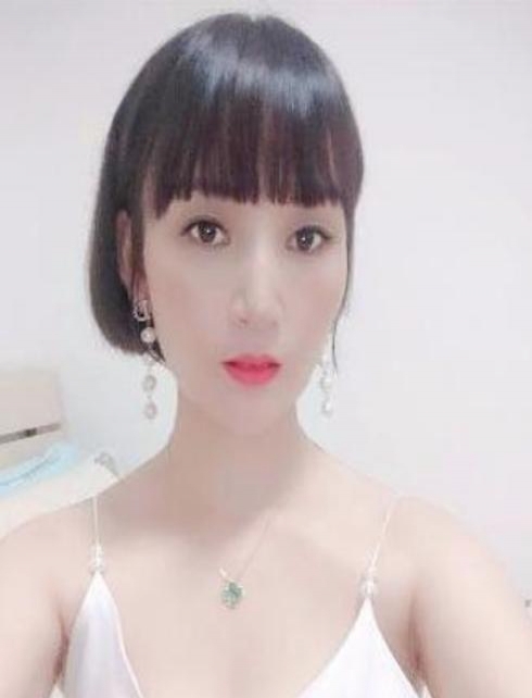雪白皮肤少妇如意 1