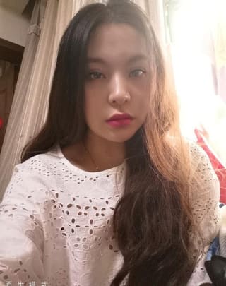 汉口火车站娇小女人