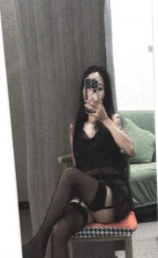  纤细身材的小妹