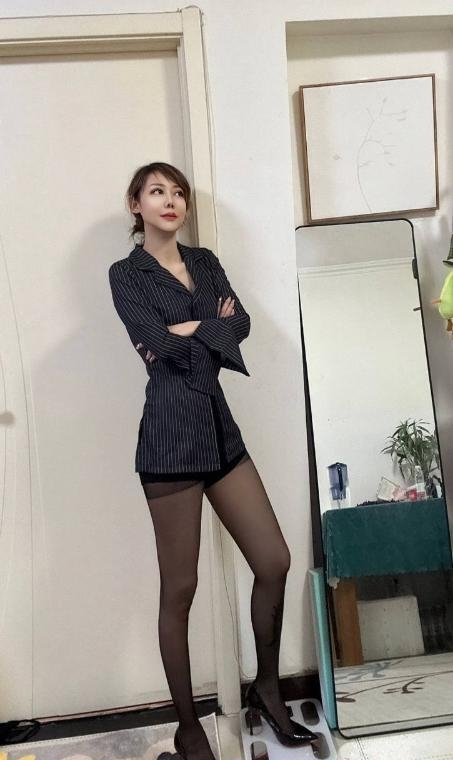 风骚主动后入长腿妹 1