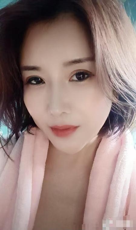 美腿玉足大奶骚妇 1