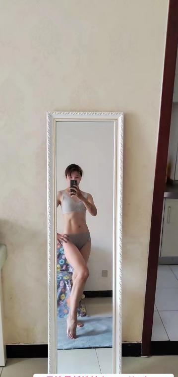 热爱健身的马甲线美女 1