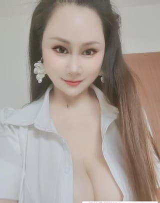 大奶小姐姐