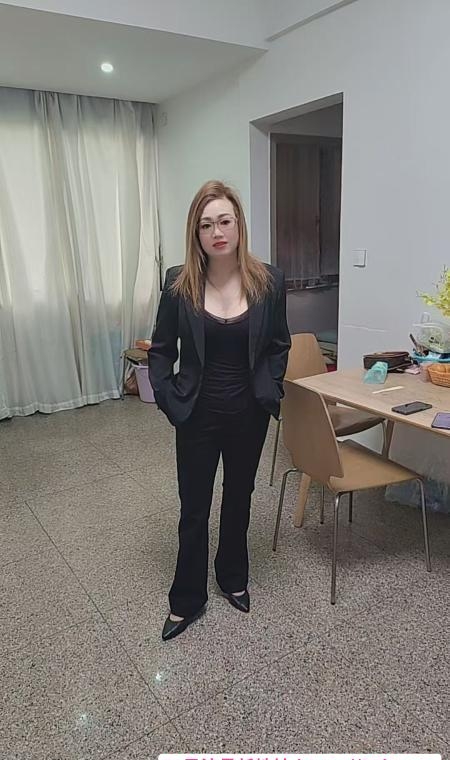 风骚黑丝少妇 1