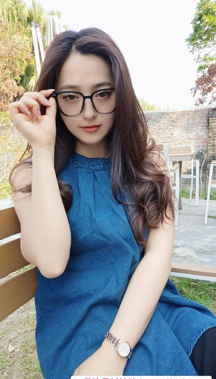 越秀眼镜轻熟妇 1