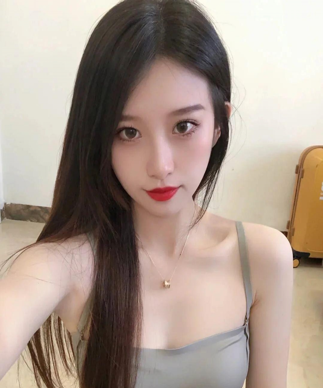 巨乳清纯嫩妹兼职上门 2