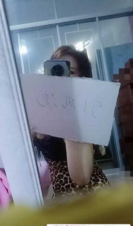 四川皮肤白貌美骚货 3