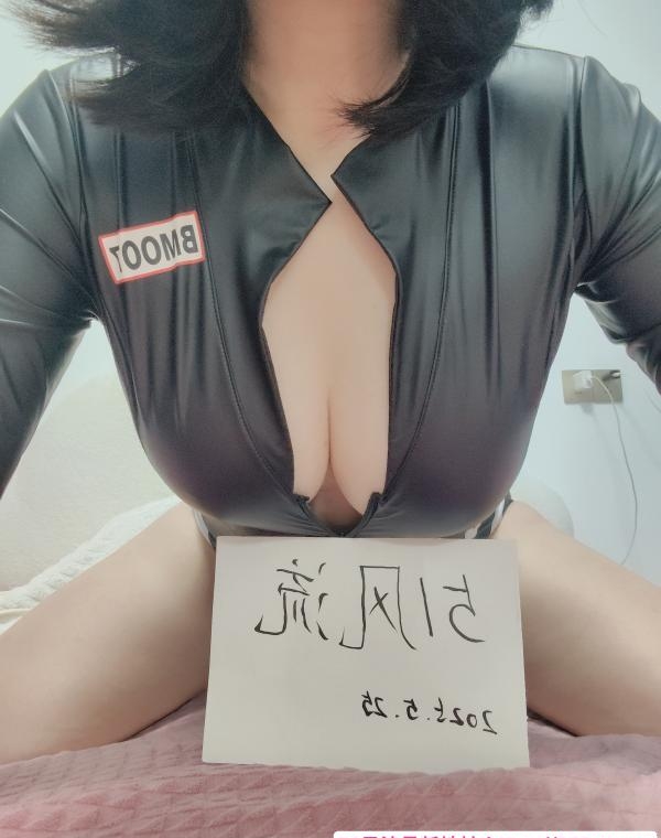 大胸气质美女 1