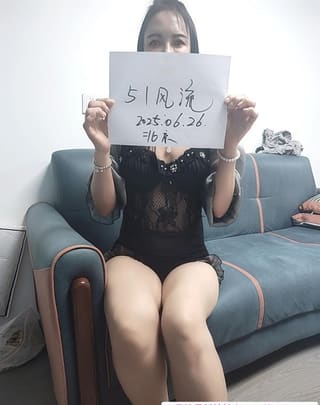 气质黑丝腿精妹子