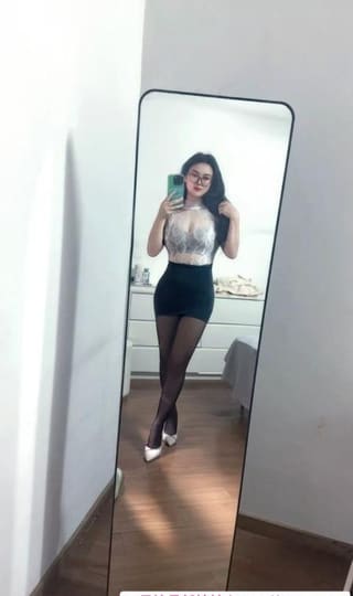 舌吻眼镜骚女兰兰