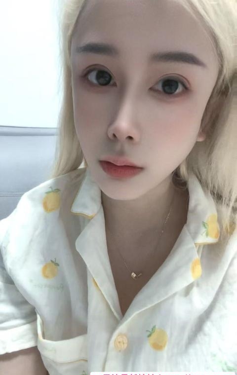 人瘦胸大的小姐姐 2
