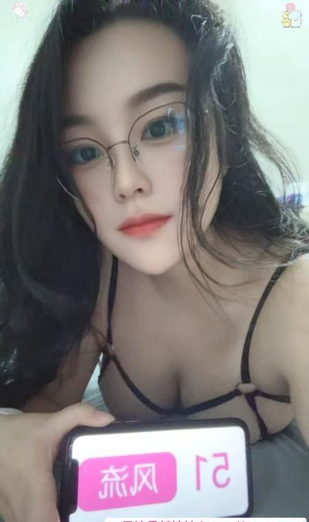 舌吻眼镜骚女兰兰 2