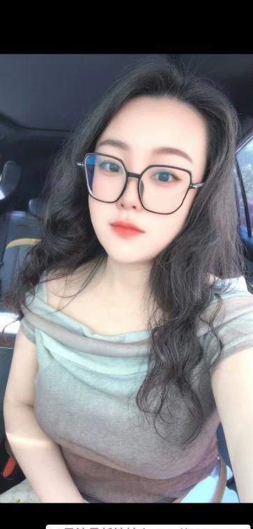 巨乳眼镜骚女 3