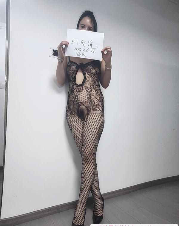 气质黑丝腿精妹子 3