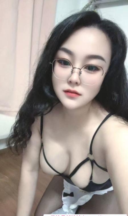 舌吻眼镜骚女兰兰 3