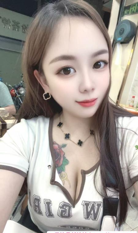 服务系舌吻骚妇 4