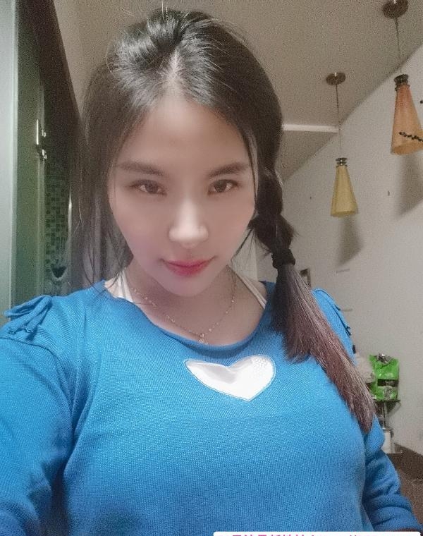 汉口火车站娇小女人 1