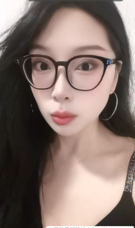 天河眼镜少妇芯芯 1