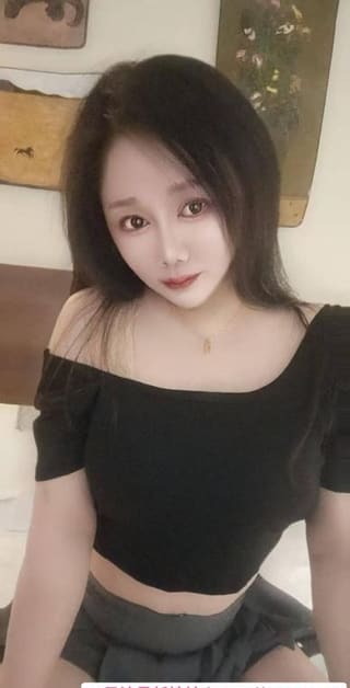 白皙胸大的小姐姐