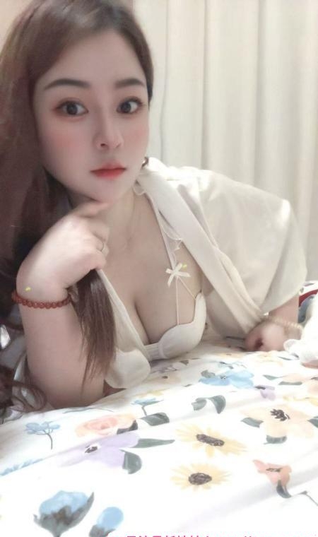 纯天然巨乳骚女 2