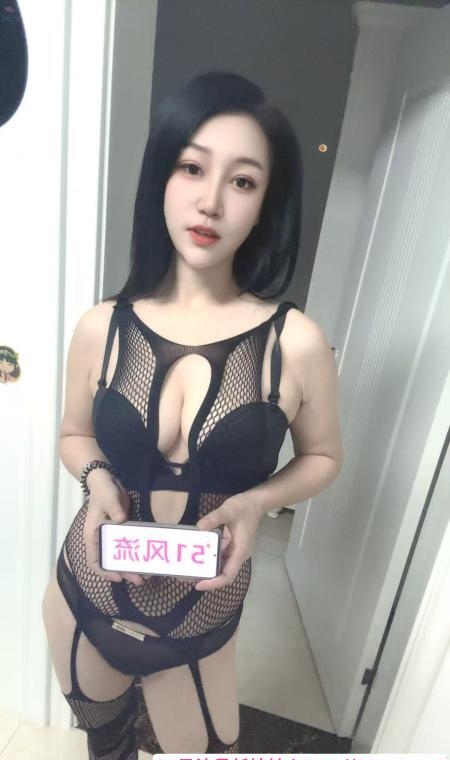 苗条气质型美乳骚妇 2