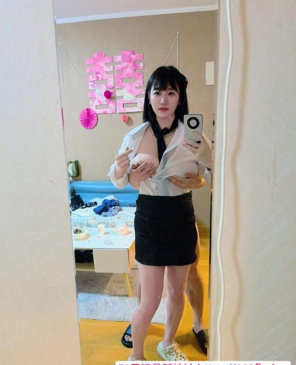 短发气质大胸少妇 1