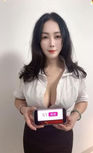 肤白长腿大胸少妇