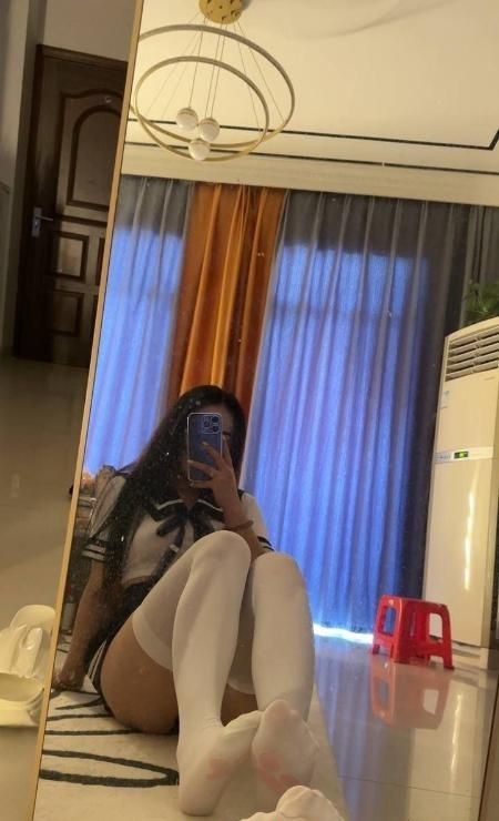 湖里长腿足交小甜心 3