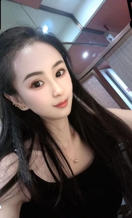 腰细臀圆的小骚逼 1