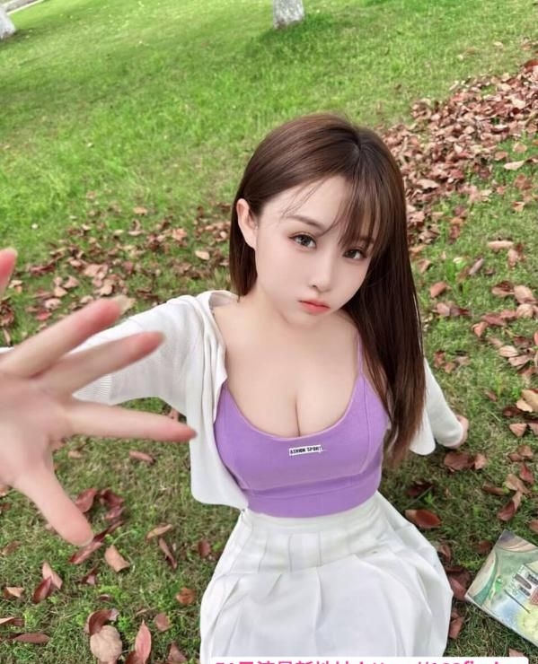 白嫩酥胸长腿御姐 1