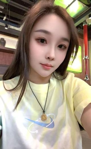 可舌吻骨感美女