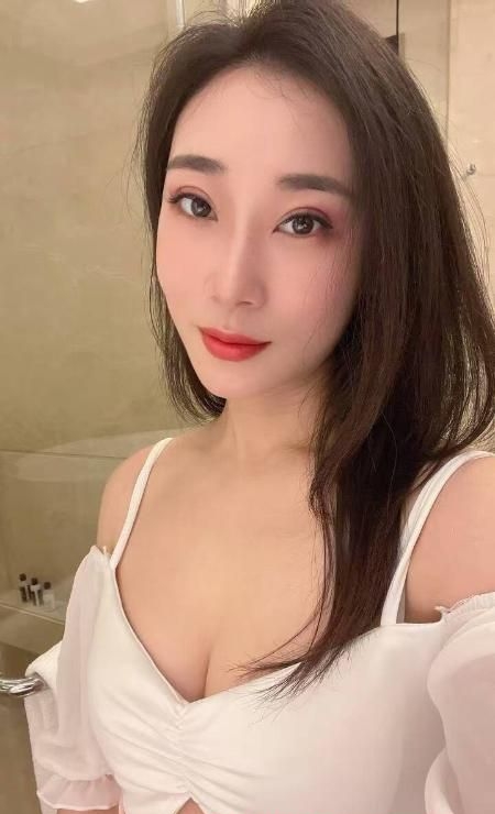 丰满迷人美少妇 3