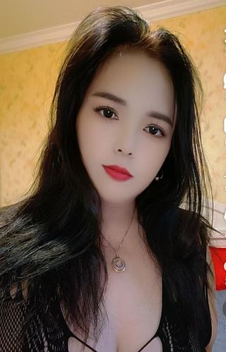 宝山区 二刷了，本人和照片无差别，见面无拘束，直接扑怀里享受一把大奶贴面，白皙大奶随便玩，洗澡的时候抹上点沐浴露，那手感简直绝了。洗完擦干转战卧室，前面二弟就已