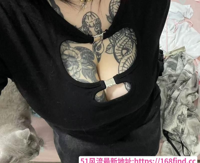 花奶纹身坦克小妹 1