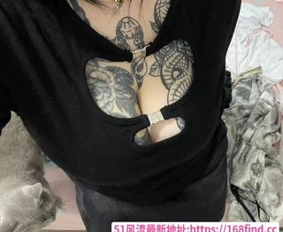 花奶纹身坦克小妹