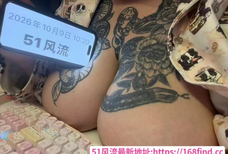花奶纹身坦克小妹 4
