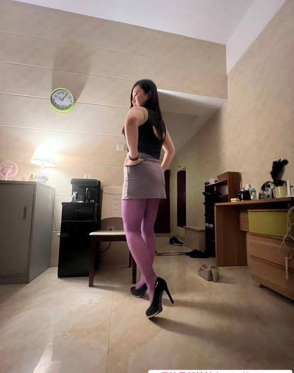 制服肉臀小后妈 1