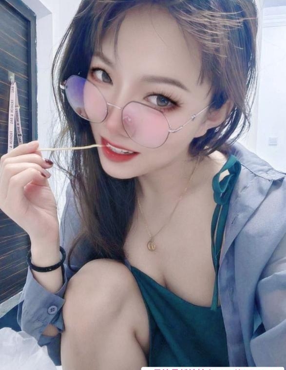 上城反差眼镜妹 1
