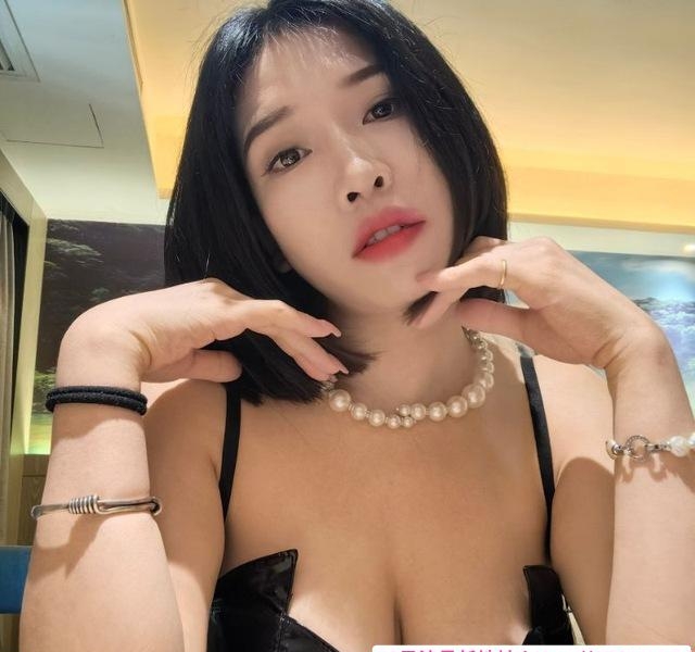 江北制服大奶少妇小柒 1