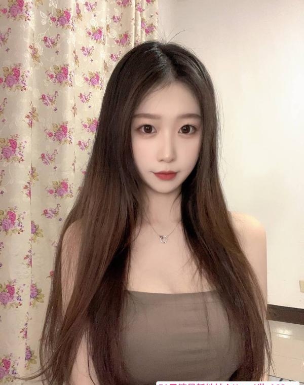 武汉三点粉一线天萌妹 1
