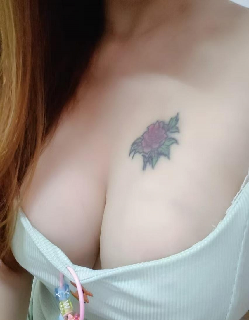 布吉挺拔美乳风骚少妇 1