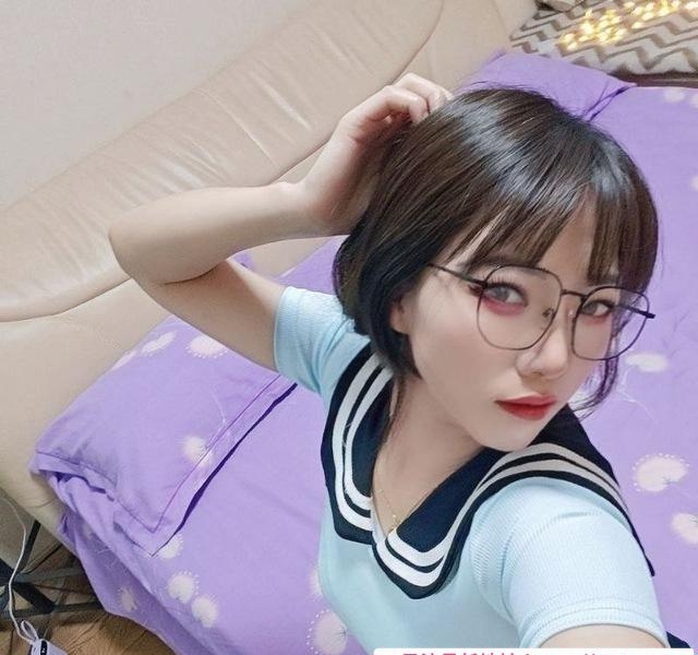 上城反差眼镜妹 2