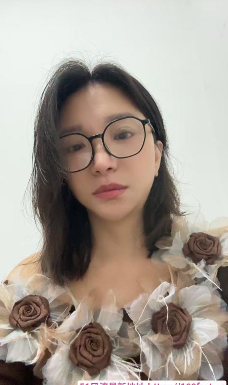 戴眼镜的大奶骚妇 1