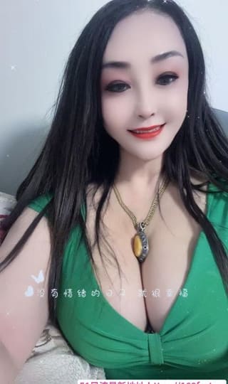 享受巨乳服务系美女