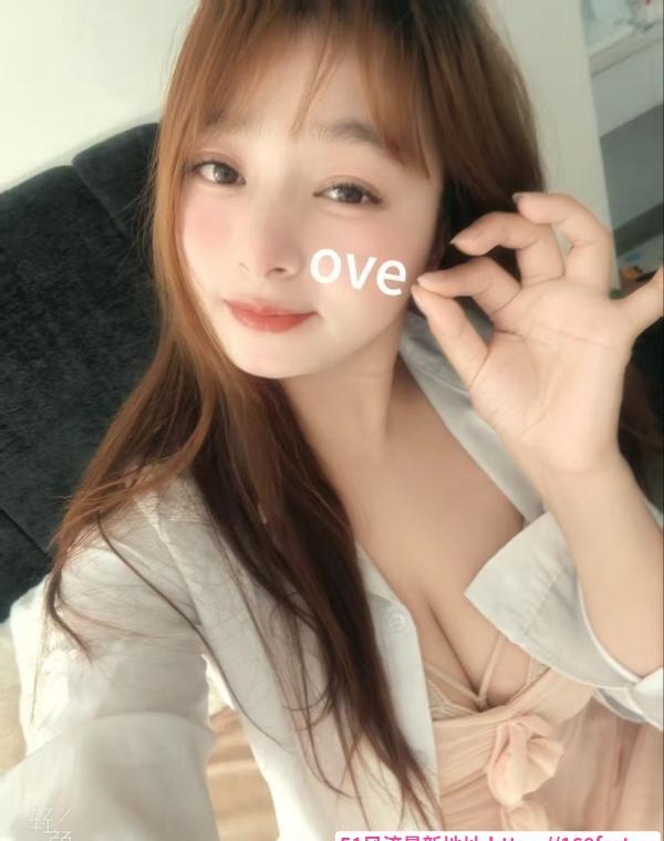 杭州东站大奶妹 2