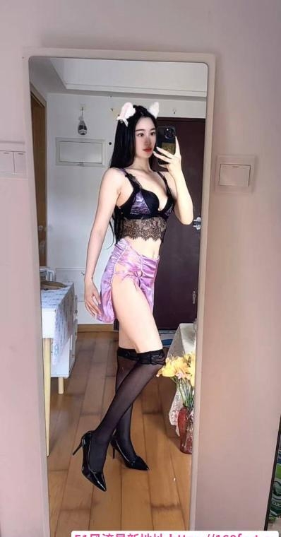 体验舌吻长腿妹子 3