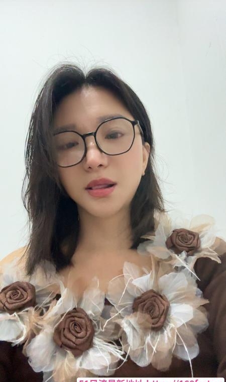 上城眼镜少妇小画 3