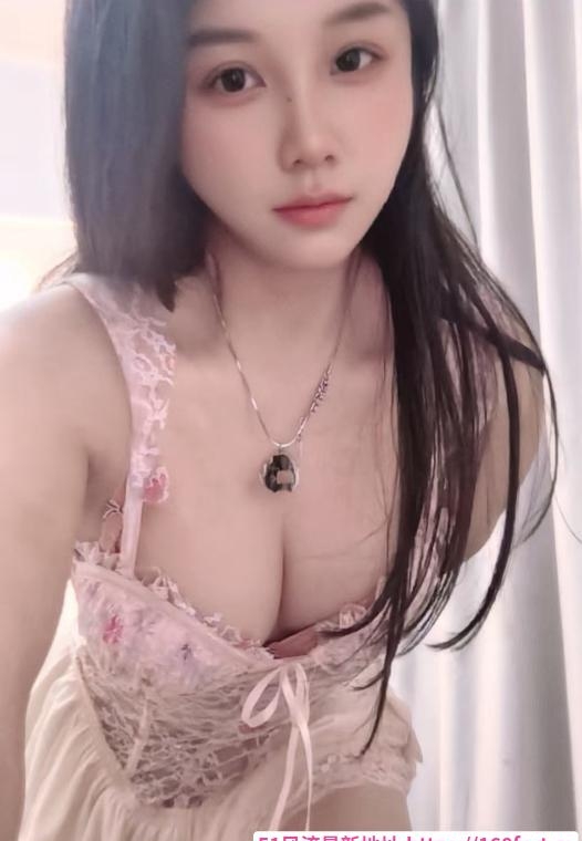 制服调情少妇在兼职 4