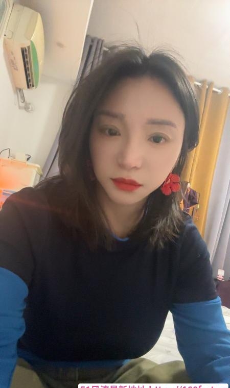 上城眼镜少妇小画 4