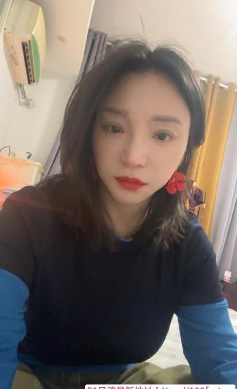 上城眼镜少妇小画 1